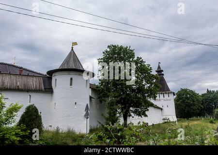 Tours rondes et murs avec trous. Toit en bois au-dessus des tours. Monastère de Panfutyevsky à Borovsk, Russie. Banque D'Images