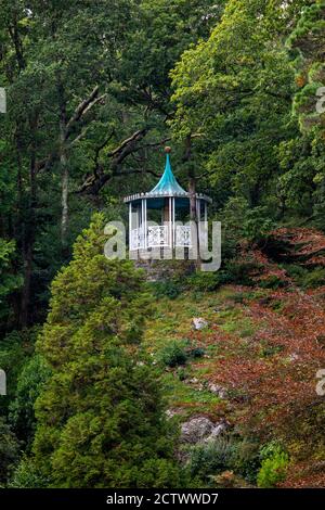 Vue sur le Gazebo dans le village de Portmeirion, dans le nord du pays de Galles, au Royaume-Uni. C'est une terrasse qui donne sur le village et offre une vue spectaculaire. Banque D'Images