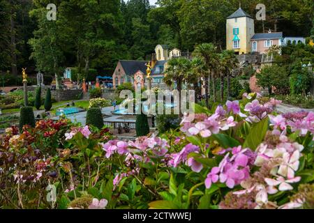 Vue sur le superbe village de Portmeirion, dans le nord du pays de Galles, au Royaume-Uni. La vue comprend la Piazza, la Tour Telfords, la Salutation et Trium Banque D'Images