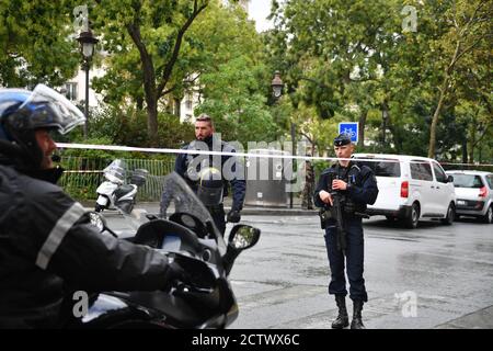 Une attaque poignante près des anciens locaux de Charlie Hebdo, à Paris, en France, le 25 septembre 2020. Plusieurs personnes ont été attaquées avec une machette près des anciens locaux du journal satirique, le théâtre d'une attaque en janvier 2015, dans le 11ème arrondissement de Paris. (Photo de Lionel Urman/Sipa USA) Banque D'Images