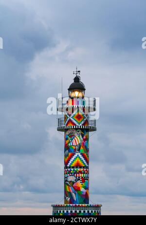 Phare de Cabo de Ajo peint par le peintre Okuda San Miguel, spécialisé en Art urbain Ajo, Municipalité de Bareyo, Cantabrie, Mer de Cantabrique, Espagne, Banque D'Images