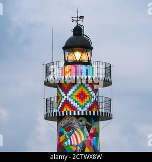 Phare de Cabo de Ajo peint par le peintre Okuda San Miguel, spécialisé en Art urbain Ajo, Municipalité de Bareyo, Cantabrie, Mer de Cantabrique, Espagne, Banque D'Images