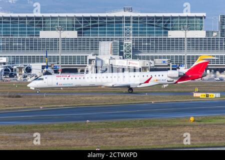 Bombardier CRJ-1000 compagnies aériennes Iberia Regional Air Nostrum. Allemagne, Francfort-sur-le-main aéroport. 14 décembre 2019 Banque D'Images