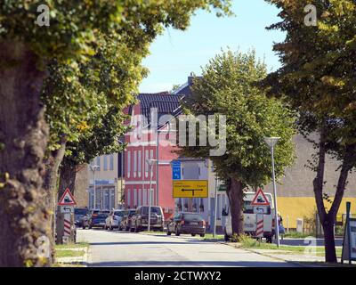 09 septembre 2020, Brandebourg, Halbe: Bâtiments résidentiels et commerciaux et un panneau avec le chemin de Lübben ou Freidorf dans la Lindenstraße. Photo: Soeren Stache/dpa-Zentralbild/ZB Banque D'Images