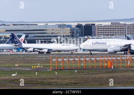 Boeing 747-800 et Airbus a340-400 compagnies aériennes Lufthansa. Allemagne, Francfort-sur-le-main aéroport. 14 décembre 2019 Banque D'Images