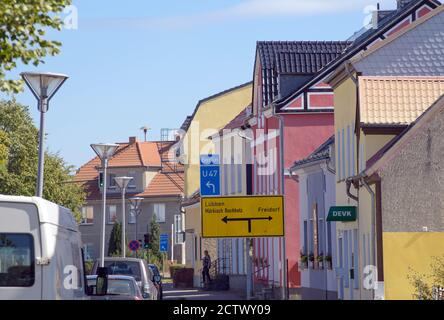 09 septembre 2020, Brandebourg, Halbe: Bâtiments résidentiels et commerciaux et un panneau avec le chemin de Lübben ou Freidorf dans la Lindenstraße. Photo: Soeren Stache/dpa-Zentralbild/ZB Banque D'Images