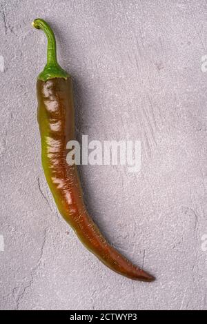 Piment rouge et vert épicé chaud sur fond de béton de pierre, vue de dessus macro Banque D'Images