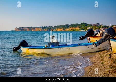 Bateau à moteur est revenu de la pêche et ancré sur la plage de sable. Banque D'Images