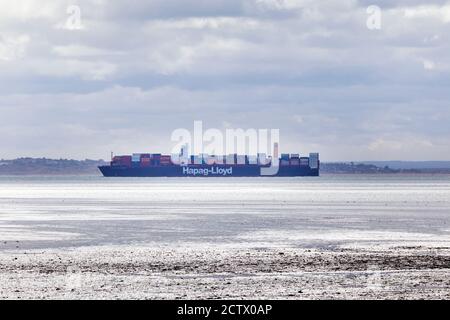 Un gros bateau à conteneurs a quitté le port London Gateway de Thames Estuaire Banque D'Images