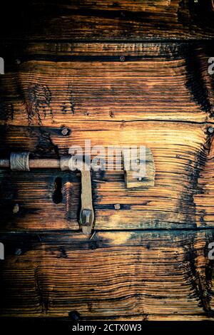 Porte en mélèze avec boulon en fer forgé Banque D'Images