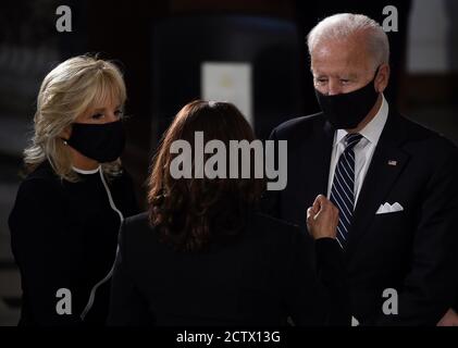 Washington, États-Unis. 25 septembre 2020. L'ancien vice-président et candidat démocrate à la présidence Joe Biden (R) et son épouse Jill Biden (L) parlent avec la candidate à la vice-présidence Kamala Harris avant un service commémoratif en l'honneur de la juge Ruth Bader Ginsburg de la Cour suprême dans la salle des statuaires du Capitole des États-Unis, vendredi, 25 septembre 2020 à Washington, DC. Photo de piscine par Olivier Doulier/UPI crédit: UPI/Alay Live News Banque D'Images