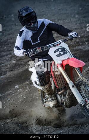 course de motocross sur piste de terre Banque D'Images