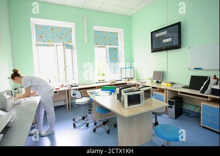 Dans un laboratoire hospitalier. Technicien de laboratoire effectuant l'analyse d'échantillons de sang avec un analyseur gaz-électrolyte. Centre cardiaque pour enfants. 18 mai 2018. Banque D'Images