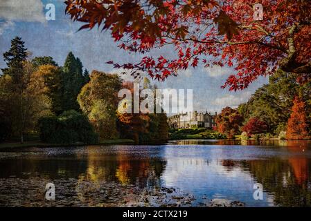 Sheffield Park Garden est un jardin paysager informel situé à huit kilomètres à l'est de Haywards Heath, dans l'est du Sussex, en Angleterre. Il a été initialement prévu dans le 18 Banque D'Images