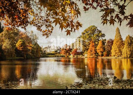 Sheffield Park Garden est un jardin paysager informel situé à huit kilomètres à l'est de Haywards Heath, dans l'est du Sussex, en Angleterre. Il a été initialement prévu dans le 18 Banque D'Images