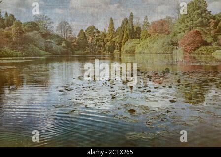 Sheffield Park Garden est un jardin paysager informel situé à huit kilomètres à l'est de Haywards Heath, dans l'est du Sussex, en Angleterre. Il a été initialement prévu dans le 18 Banque D'Images