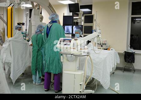 Au bloc opératoire. Chirurgiens se tenant autour de la plaque patient et effectuant une opération. Centre cardiaque pour enfants. 18 mai 2018. Kiev, Ukraine Banque D'Images