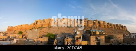 Jaisalmer, Rajasthan, Inde - 18 Février 2020. Vue Panoramique Sur Le Fort Jaisalmer En Soirée Banque D'Images