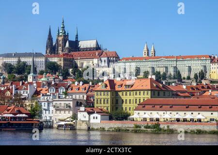 Europe cathédrale bâtiment Skyline Cathédrale de Prague site touristique Panorama avec la rivière Château de Prague Banque D'Images