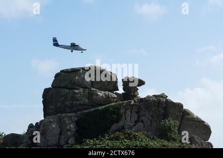 Un avion de Skybus survolant Camel Rock chargé à Porth Hellick, St Mary's, Isles of Scilly Banque D'Images