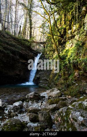 Une petite chute d'eau au milieu de la forêt, le temps d'un soleil. Banque D'Images