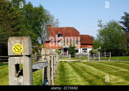 Manor Farm Cottage (une petite ferme du XVIIe siècle) et panneau de chemin de pied long Wealdway sur le poste de Fencepost, Lower Haysden, Kent, Angleterre Banque D'Images