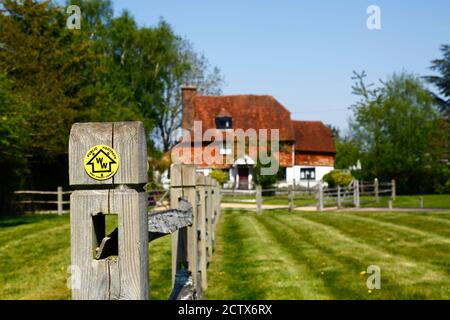 Manor Farm Cottage (une petite ferme du XVIIe siècle) et panneau de chemin de pied long Wealdway sur le poste de Fencepost, Lower Haysden, Kent, Angleterre Banque D'Images