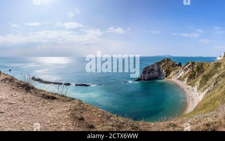 Vue panoramique sur la côte côtière de Man O'War Bay, sur la côte pittoresque de la côte jurassique classée au patrimoine mondial, à Durdle Door à Dorset, dans le sud-ouest de l'Angleterre Banque D'Images