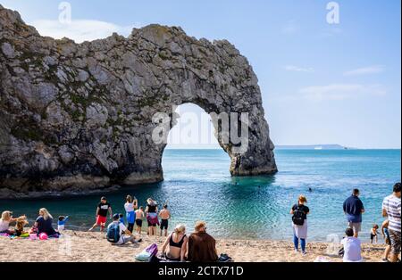 Vue depuis la plage de l'emblématique pittoresque Durdle Door, sur le site classé au patrimoine mondial de la côte jurassique à Dorset, dans le sud-ouest de l'Angleterre Banque D'Images