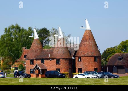 Manor Farm Oast, une grande maison de maître reconvertie à côté du sentier de grande distance Wealdway, Lower Haysden, Kent, Angleterre Banque D'Images