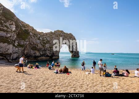 Vue depuis la plage de l'emblématique pittoresque Durdle Door, sur le site classé au patrimoine mondial de la côte jurassique à Dorset, dans le sud-ouest de l'Angleterre Banque D'Images