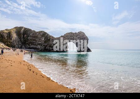 Vue depuis la plage de l'emblématique pittoresque Durdle Door Rock formation sur le site classé au patrimoine mondial de la côte jurassique à Dorset, au sud-ouest de l'Angleterre Banque D'Images