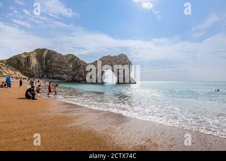 Vue depuis la plage de l'emblématique pittoresque Durdle Door Rock formation sur le site classé au patrimoine mondial de la côte jurassique à Dorset, au sud-ouest de l'Angleterre Banque D'Images