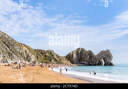 Vue depuis la plage de l'emblématique pittoresque Durdle Door Rock formation sur le site classé au patrimoine mondial de la côte jurassique à Dorset, au sud-ouest de l'Angleterre Banque D'Images