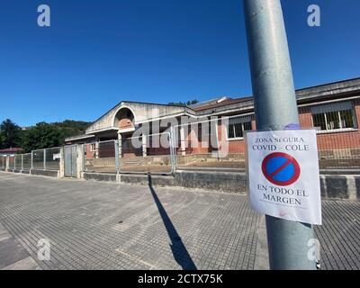 Signe écrit en espagnol de interdit de se garer près de l'école, Covid 19. Banque D'Images