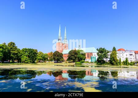 Eglise catherdale (Dom) avec un lac, ciel bleu à Lubeck (Lübeck), Schleswig-Holstein, Allemagne Banque D'Images