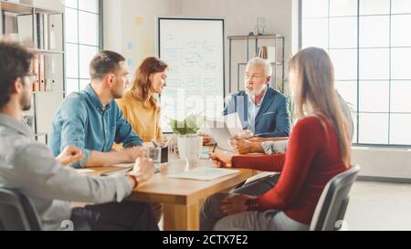 Dans la salle de réunion, l'équipe de gens d'affaires, d'entrepreneurs et de spécialistes assis à la table de conférence ont des discussions, résoudre des problèmes, utiliser la tablette Banque D'Images