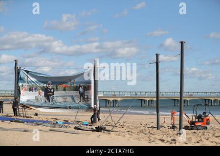 L'installation commence sur la plage de Boscombe, à Bournemouth, pour l'œuvre de Steve, un satiriste de la Guerre froide, une coupe-vent courbe de 25 mètres représentant une scène de la plage de Bournemouth, dans le cadre du festival Bournemouth Arts by the Sea 2020. Banque D'Images