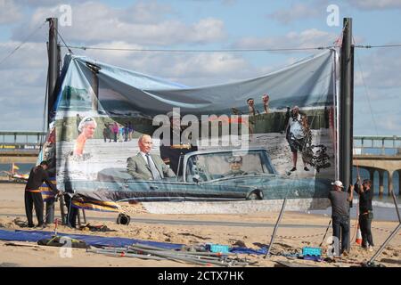 L'installation commence sur la plage de Boscombe, à Bournemouth, pour l'œuvre de Steve, un satiriste de la Guerre froide, une coupe-vent courbe de 25 mètres représentant une scène de la plage de Bournemouth, dans le cadre du festival Bournemouth Arts by the Sea 2020. Banque D'Images