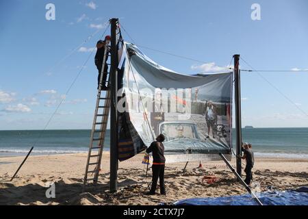 L'installation commence sur la plage de Boscombe, à Bournemouth, pour l'œuvre de Steve, un satiriste de la Guerre froide, une coupe-vent courbe de 25 mètres représentant une scène de la plage de Bournemouth, dans le cadre du festival Bournemouth Arts by the Sea 2020. Banque D'Images