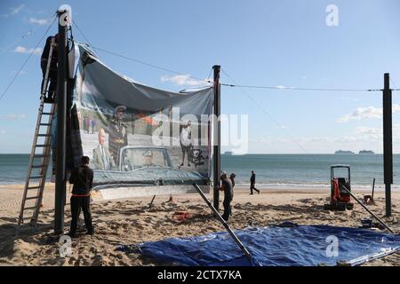 L'installation commence sur la plage de Boscombe, à Bournemouth, pour l'œuvre de Steve, un satiriste de la Guerre froide, une coupe-vent courbe de 25 mètres représentant une scène de la plage de Bournemouth, dans le cadre du festival Bournemouth Arts by the Sea 2020. Banque D'Images