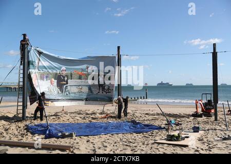 L'installation commence sur la plage de Boscombe, à Bournemouth, pour l'œuvre de Steve, un satiriste de la Guerre froide, une coupe-vent courbe de 25 mètres représentant une scène de la plage de Bournemouth, dans le cadre du festival Bournemouth Arts by the Sea 2020. Banque D'Images