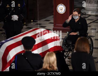 Washington, États-Unis. 25 septembre 2020. Le sénateur démocrate de l'Illinois Tammy Duckworth lui rend hommage alors que feu la juge Ruth Bader Ginsburg se trouve dans l'État au National statuary Hall dans le Capitole des États-Unis le vendredi 25 septembre 2020 à Washington, DC. Ginsburg est la première femme à se trouver dans l'État au Capitole. Photo de piscine par Oliver Doulier/UPI crédit: UPI/Alay Live News Banque D'Images