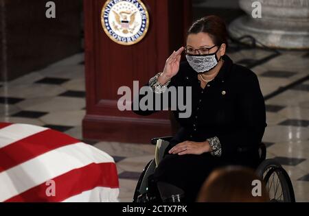 Washington, États-Unis. 25 septembre 2020. Le sénateur démocrate de l'Illinois Tammy Duckworth lui rend hommage alors que feu la juge Ruth Bader Ginsburg se trouve dans l'État au National statuary Hall dans le Capitole des États-Unis le vendredi 25 septembre 2020 à Washington, DC. Ginsburg est la première femme à se trouver dans l'État au Capitole. Photo de piscine par Oliver Doulier/UPI crédit: UPI/Alay Live News Banque D'Images