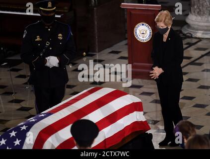 Washington, États-Unis. 25 septembre 2020. La sénatrice démocrate du Massachusetts, Elizabeth Warren, rend hommage au regretté juge Ruth Bader Ginsburg, qui se trouve dans l'État à la National statuary Hall, dans le Capitole des États-Unis, le vendredi 25 septembre 2020 à Washington, DC. Ginsburg est la première femme à se trouver dans l'État au Capitole. Photo de piscine par Oliver Doulier/UPI crédit: UPI/Alay Live News Banque D'Images