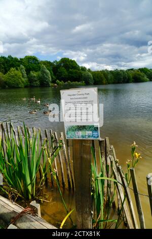 Signez avec les détails du projet de restauration de la banque pour prévenir l'érosion à côté du lac Barden, Haysden Country Park, près de Tonbridge, Kent, Angleterre Banque D'Images