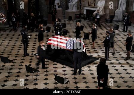 Washington, États-Unis. 25 septembre 2020. La Représentante Veronica Escobar (D-Texas) rend hommage au regretté juge Ruth Bader Ginsburg, qui se trouve dans l'État au National statuary Hall dans le capitole des États-Unis le vendredi 25 septembre 2020 à Washington, DC. Ginsburg est la première femme à se trouver dans l'État au Capitole. Photo de piscine par Greg Nash/UPI crédit: UPI/Alay Live News Banque D'Images