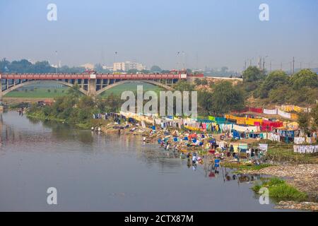 Inde, Uttar Pradesh, Lucknow, lavage séchage sur les rives de la rivière Gomti Banque D'Images