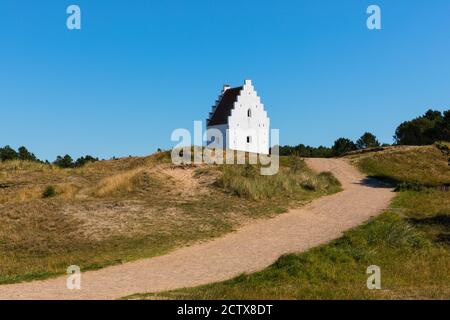 L'église couverte de sable ou l'église enterrée - Den Tilsandede Kirke En danois - SCT Laurentii du XIVe siècle près du Ville de Skagen au Danemark Banque D'Images