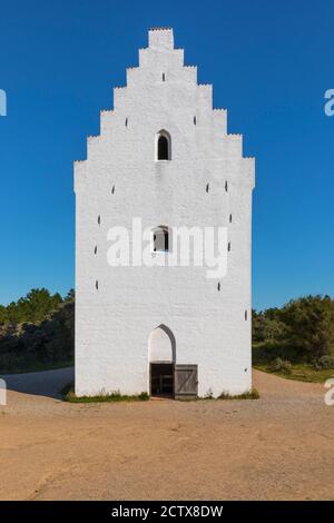 L'église couverte de sable ou l'église enterrée - Den Tilsandede Kirke En danois - SCT Laurentii du XIVe siècle près du Ville de Skagen au Danemark Banque D'Images